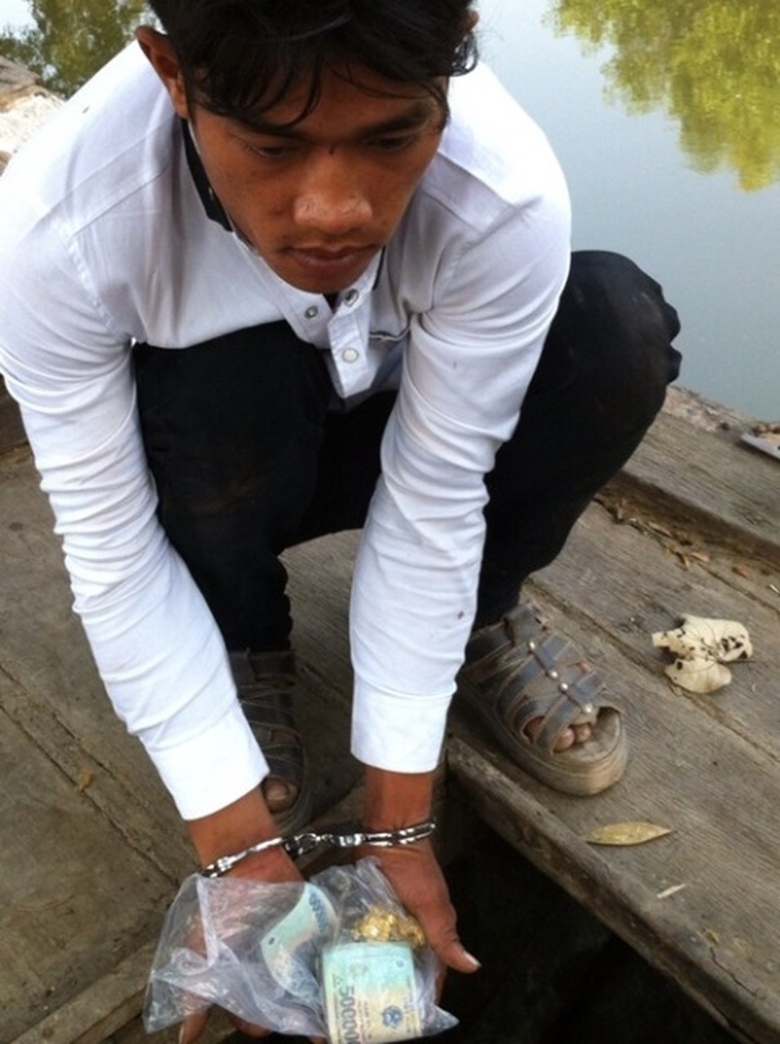 Le Tan Son cung ta vat bi bat giu