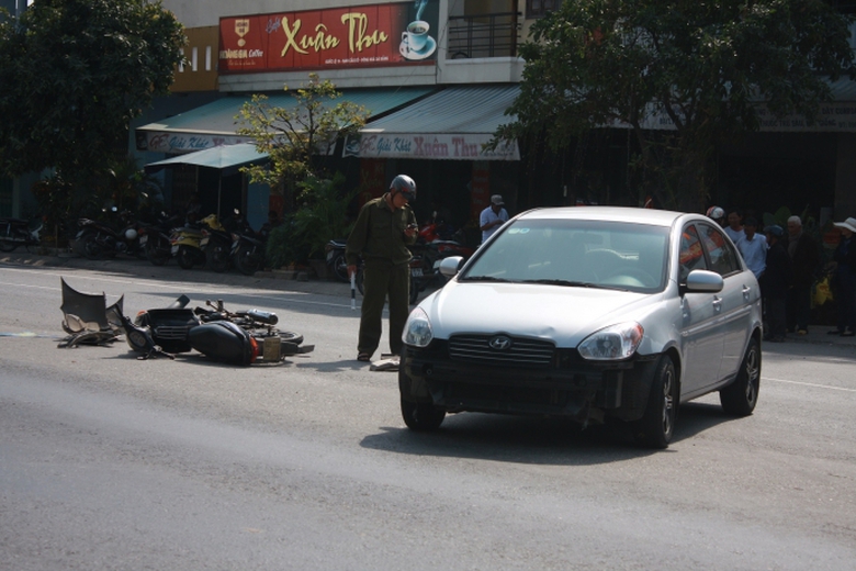 Da-Nang-o-to-xe-may-dam-nhau-nat-bet-1