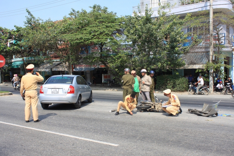 Da-Nang-o-to-xe-may-dam-nhau-nat-bet-2