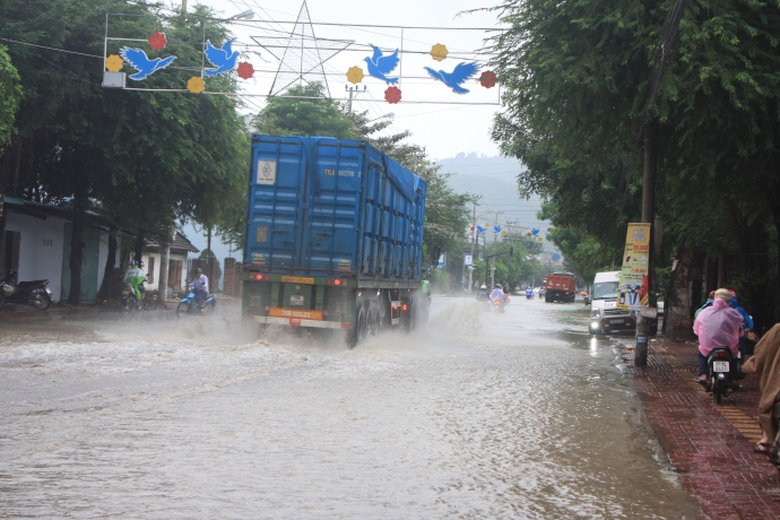 Lu-chong-lu-Binh-Dinh-ngup-lan-trong-dong-nuoc-bac