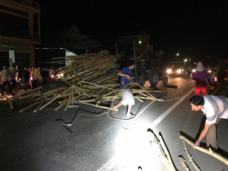 Xe-tai-huc-duoi-cong-nong-tai-xe-ket-trong-cabin