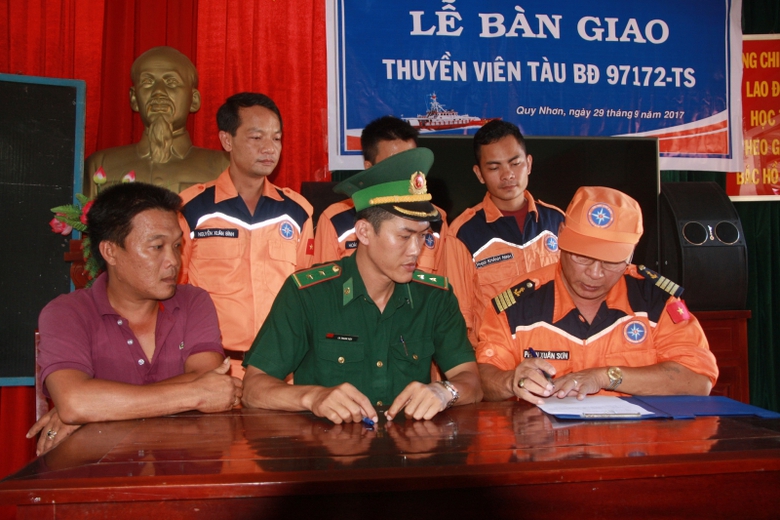 Tau-SAR- dua-3-ngu-dan-gap-nan-vao-bo-an-toan