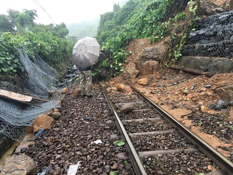 22h-thong-tuyen-sat-lo-tren-deo-hai-van