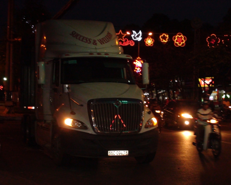 oto-dau-keo-nganh-nhien-vao-duong-cam