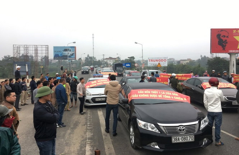 người d&acirc;n dừng, đỗ &ocirc; t&ocirc; tr&ecirc;n cầu để phản đối thu p