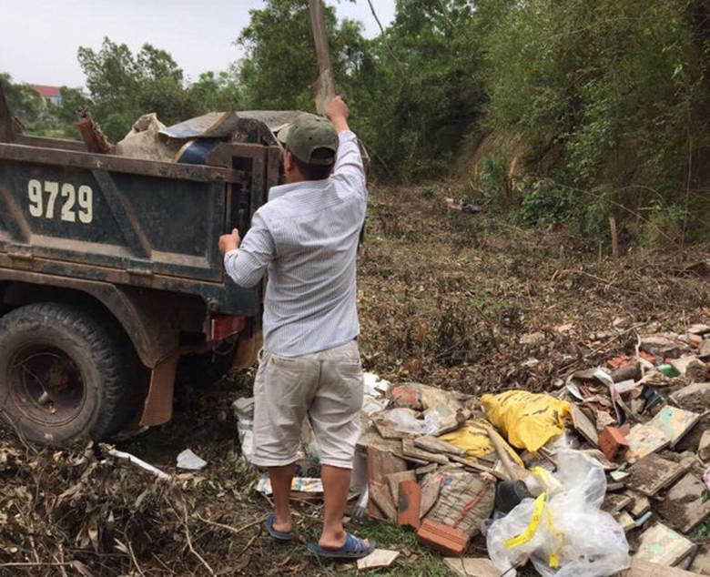 Đổ trộm r&aacute;c thải ra m&ocirc;i trường