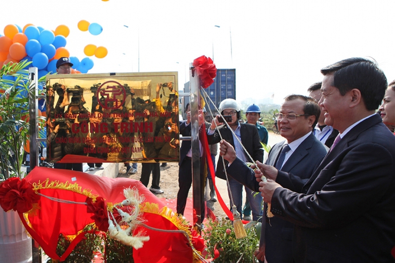 bt-dinh-la-thang-gan-bien-thong-xe-cau-vuot-nut-gi