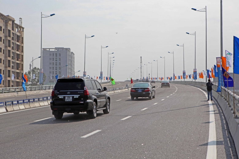 doan-xe-dau-tien-qua-cau-vuot-nut-giao-long-bien