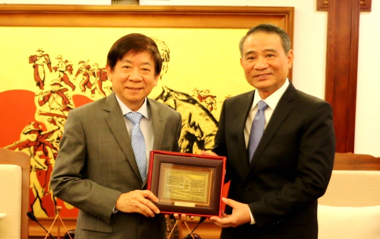 Bo-truong-GTVT-trao-qua-luu-niem-chu-tich-Dang-Sin