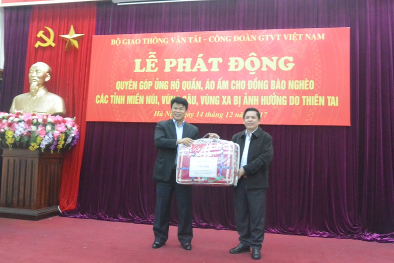 Bo-GTVT-van-dong-CBCNV-ung-ho-dong-bao-ngheo