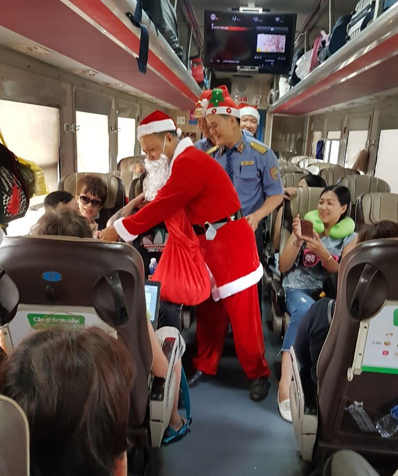 hanh-khach-duoc-tang-qua-giang-sinh-tren-tau2