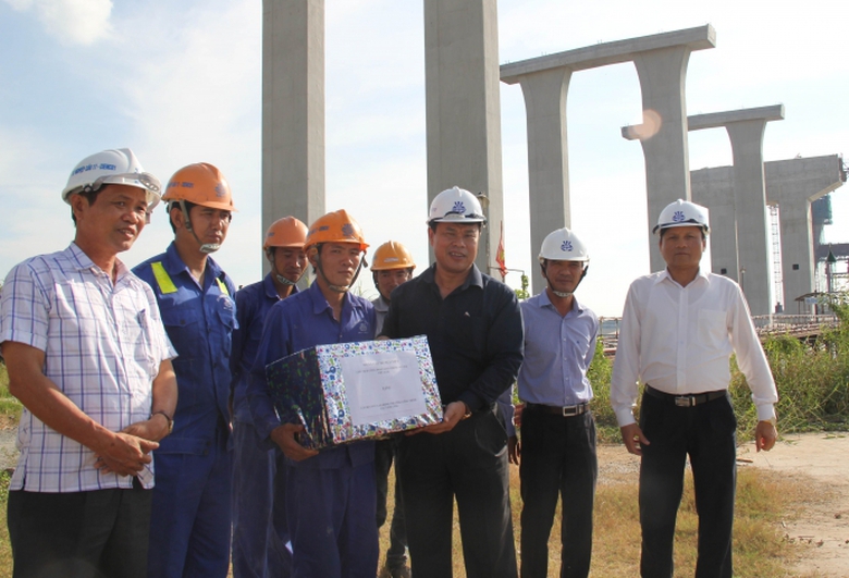 chu-tich-cong-doan-nganh-gtvt-tang-qua-tet-cho-con