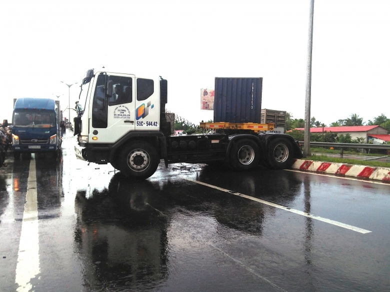 mat-lai-xe-container-lam-xiec-tren-duong-dan-cau-c