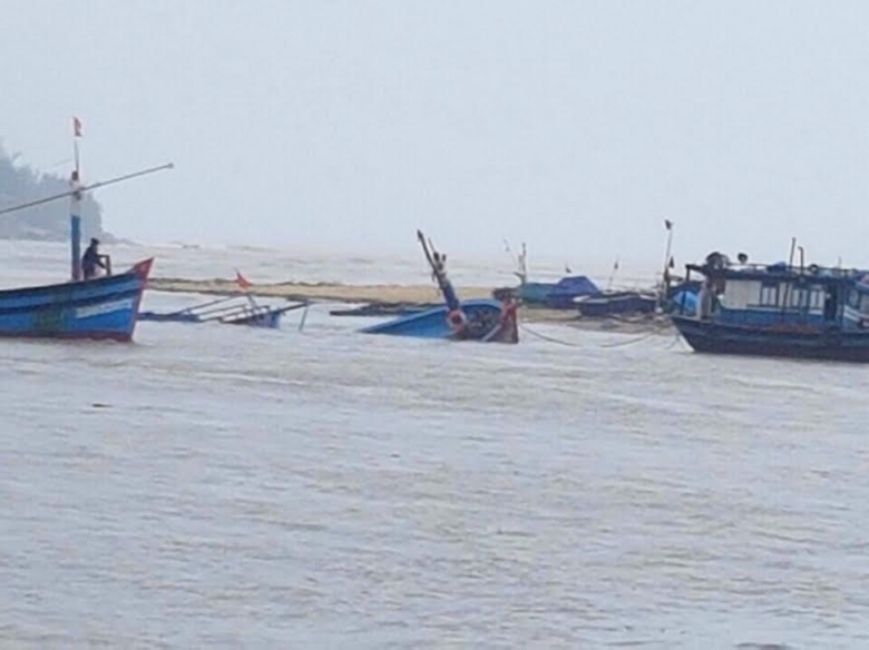 nhieu-tau-ca-bi-song-danh-chim-vo-toac-1-1241