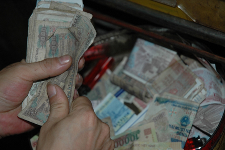 kh&ocirc;ng n&ecirc;n c&uacute;ng tiền lẻ khi đi ch&ugrave;a