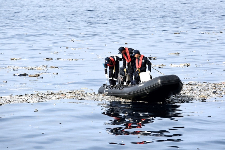 Nh&acirc;n vi&ecirc;n cứu hộ tr&ecirc;n thuyền cao su, r&ograve; t&igrave;m c&aacute;c mả