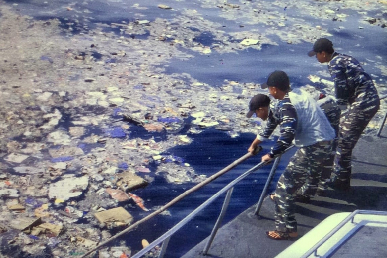 Mảnh vỡ m&aacute;y bay n&aacute;t vụn, tư trang v&agrave; đồ đạc của h&agrave;