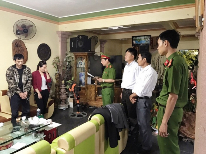 Bắt -khẩn -cấp- chủ- mưu -trong- ổ- nh&oacute;m -lừa- đảo