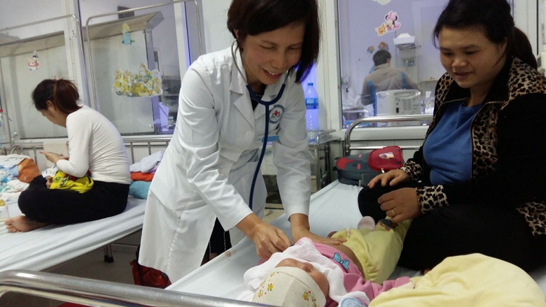 BS. Hong Lac kham cho benh nhi