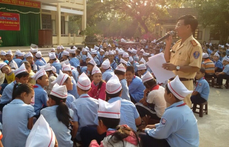 binh-dinh-tuyen-truyen-phap-luat-ve-atgt-cho-hoc-s