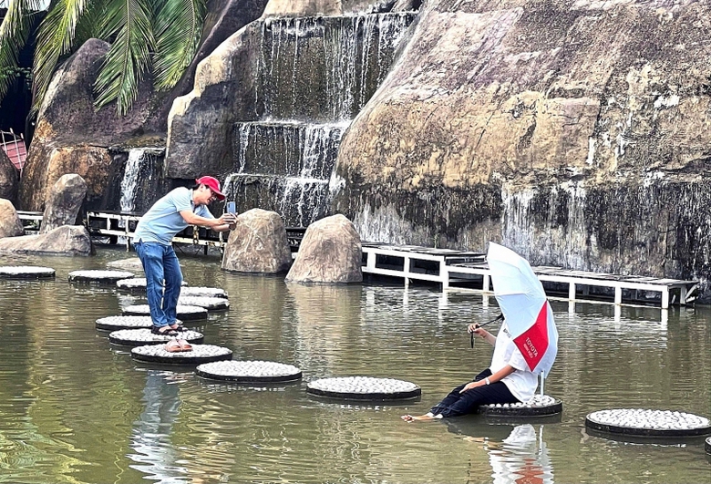 den lang du lich sinh thai ong de kham pha mon ngon va check in miet vuon song nuoc