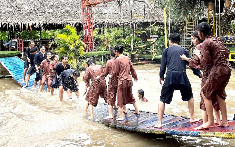 den lang du lich sinh thai ong de kham pha mon ngon va check in miet vuon song nuoc