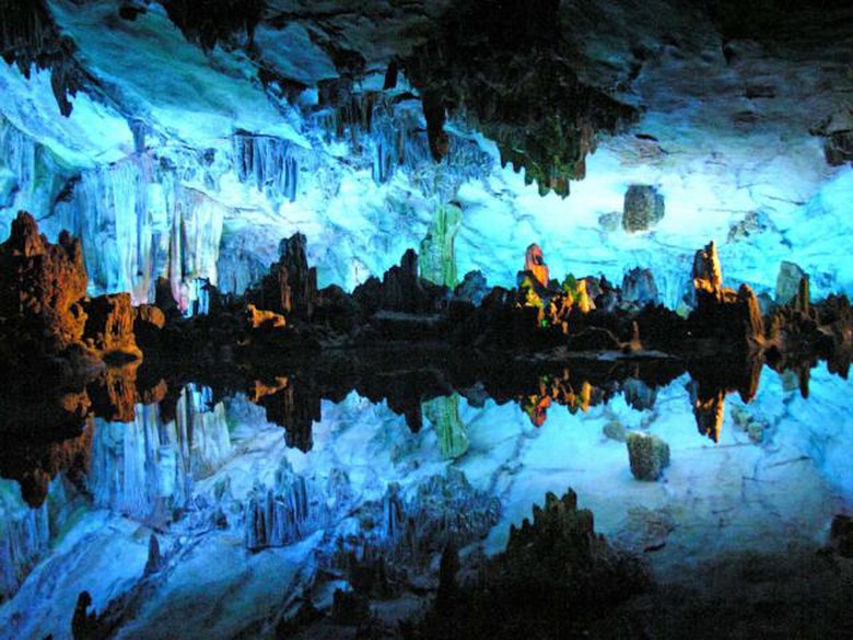 Kinh ngạc trước những hồ nước ngầm lạ l&ugrave;ng nhất thế giới
