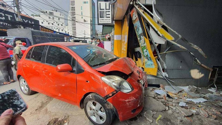 Nữ t&agrave;i xế l&aacute;i &ocirc; t&ocirc; h&uacute;c văng 2 xe m&aacute;y rồi t&ocirc;ng nh&agrave; d&acirc;n, 2 người bị thương