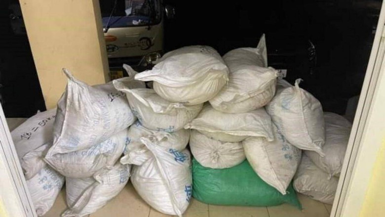 Bắt kẻ vận chuyển gần 1 tấn chất xyanua về t&aacute;ch v&agrave;ng từ quặng th&ocirc;