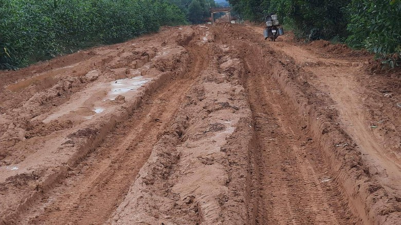 D&acirc;n đ&aacute;nh vật tr&ecirc;n đường trăm tỷ đang thi c&ocirc;ng, nhiều đoạn b&ugrave;n lầy lội