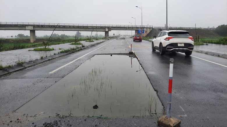 Ẩn họa tai nạn tr&ecirc;n tuyến đường đ&agrave;o l&ecirc;n để sửa chữa ở Quảng Trị
