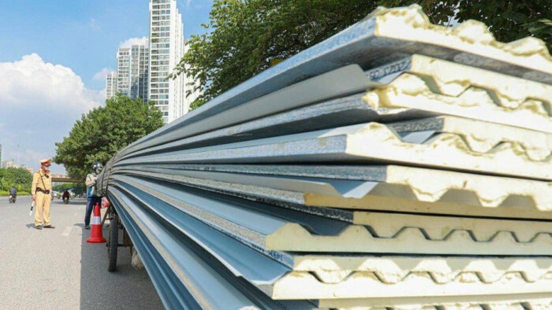 Hốt hoảng nh&igrave;n xe tự chế chở h&agrave;ng qu&aacute; khổ tr&ecirc;n đường