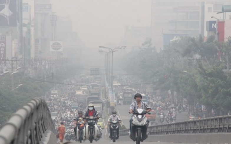 Người dân hai trung tâm đô thị lớn là Hà Nội và HCM thường xuyên phải chịu khói bụi, kẹt xe.