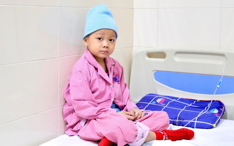 Bé Triệu An Khang bị mắc ung thư máu, đang điều trị tại Khoa Nội nhi, Bệnh viện K.