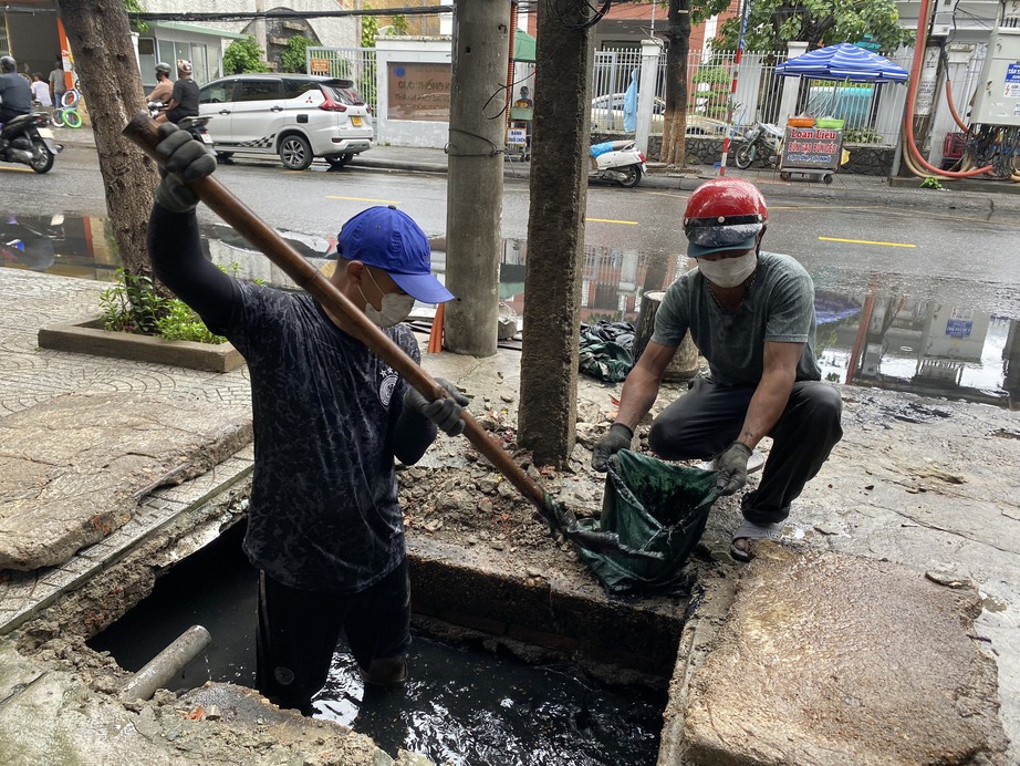 Đường phố Đà Nẵng lại ngập sau mưa lớn - Ảnh 4.