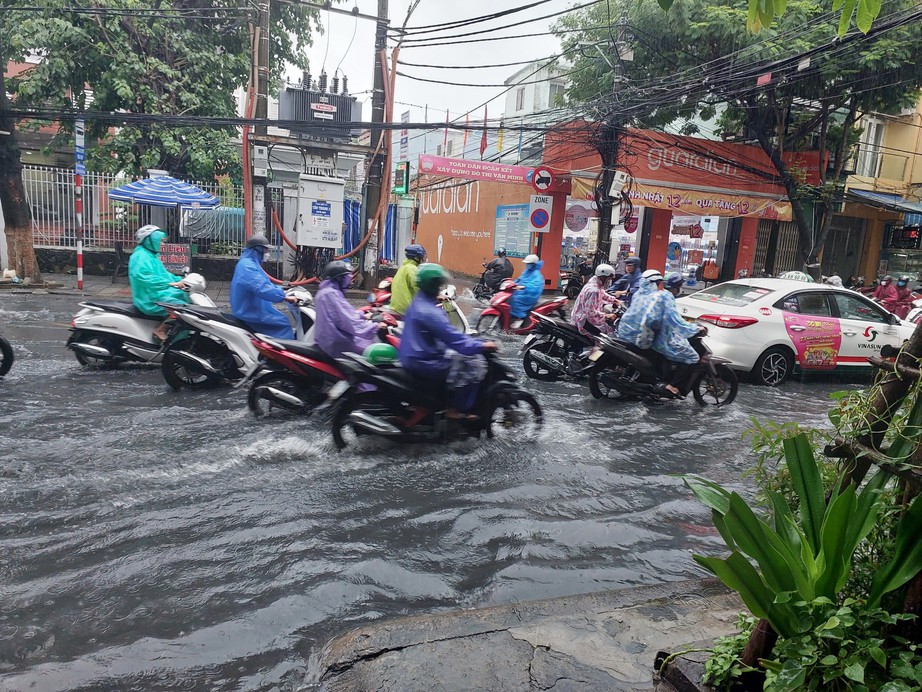 Đường phố Đà Nẵng lại ngập sau mưa lớn - Ảnh 3.