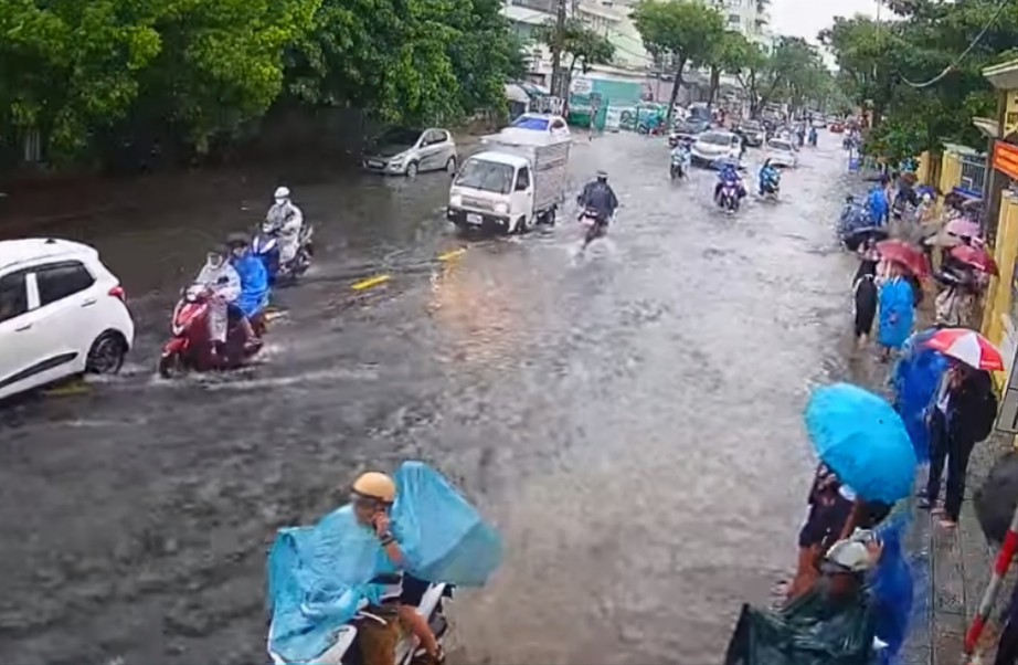 Đường phố Đà Nẵng lại ngập sau mưa lớn - Ảnh 10.