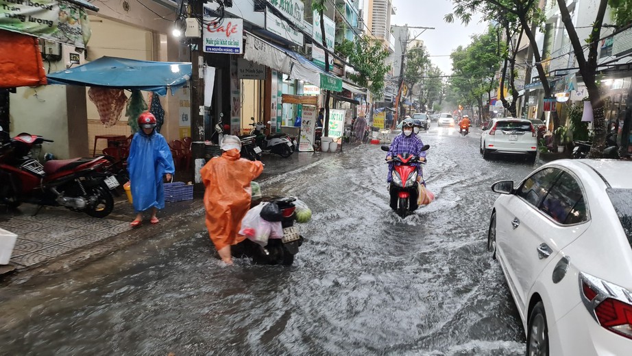 Đường phố Đà Nẵng lại ngập sau mưa lớn - Ảnh 5.