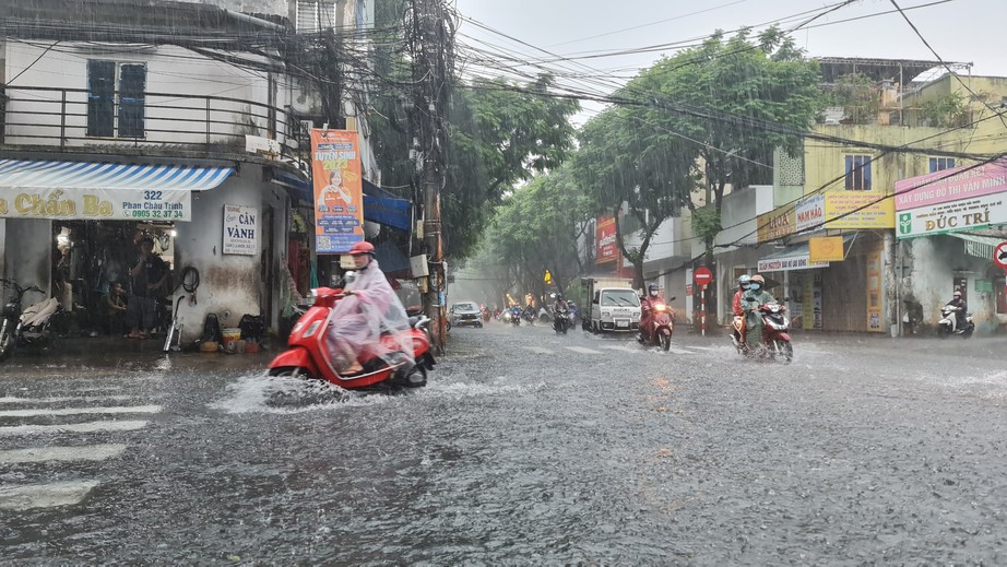 Đường phố Đà Nẵng lại ngập sau mưa lớn - Ảnh 9.