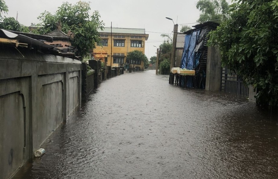 Thừa Thiên Huế: Nhiều tuyến đường ngập sâu, thủy điện Hương Điền vận hành xả lũ - Ảnh 1.