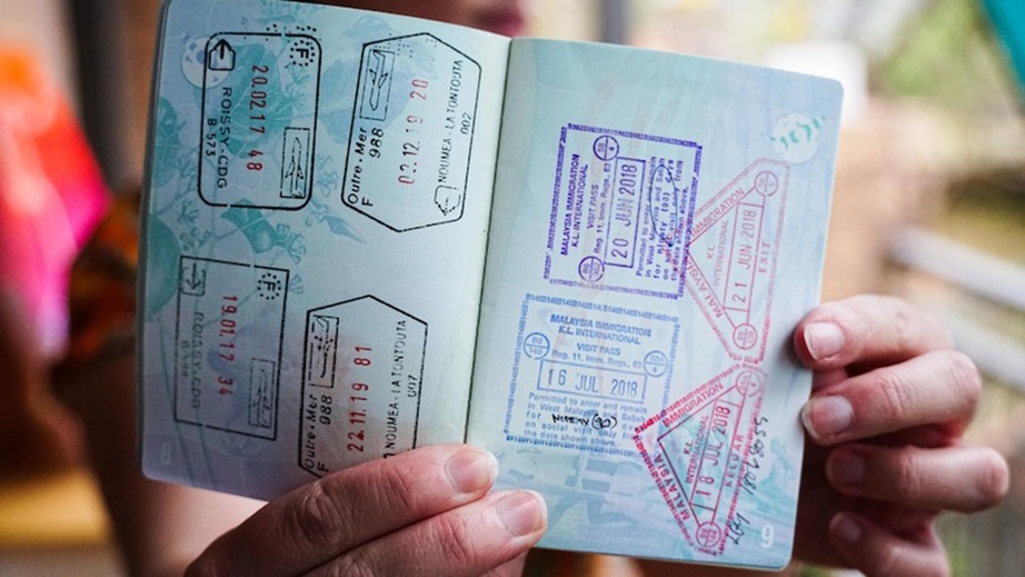 Nhiều nước bỏ hộ chiếu giấy, cho nhập cảnh tự động - Ảnh 2.