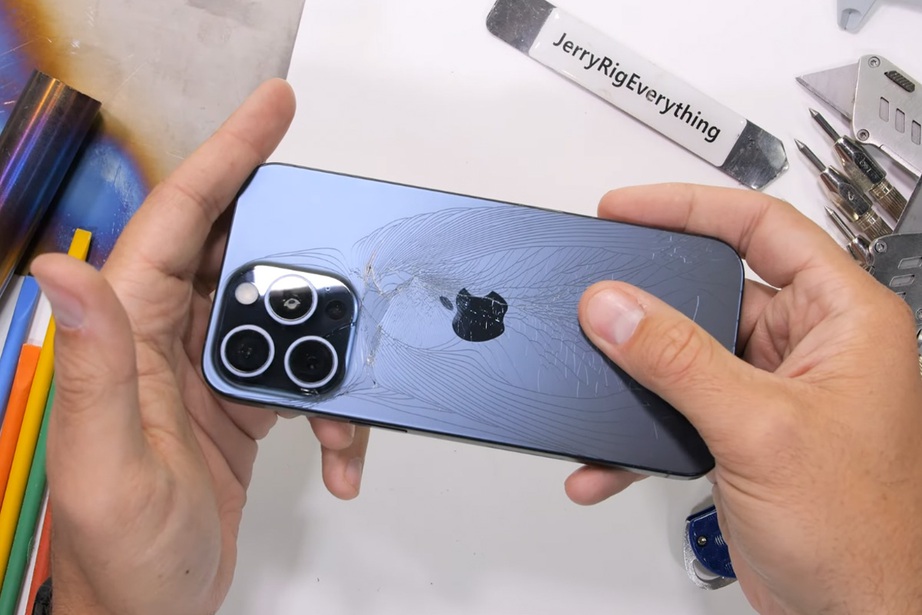 Thử nghiệm mới tiết lộ iPhone 15 Pro Max có thực sự &quot;giòn như bánh đa&quot; hay không? - Ảnh 1.