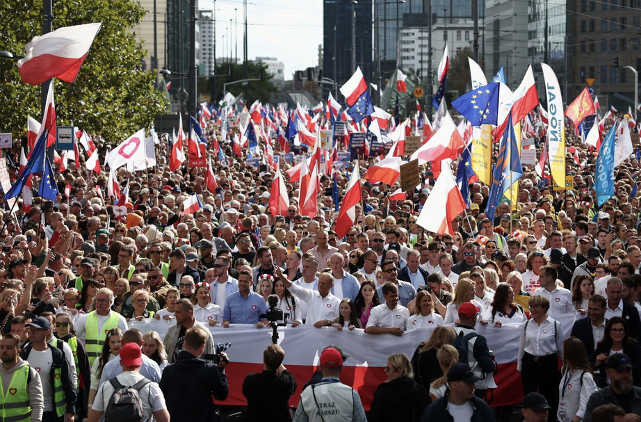 Gần 1 triệu người xuống đường biểu tình tại Ba Lan - Ảnh 1.