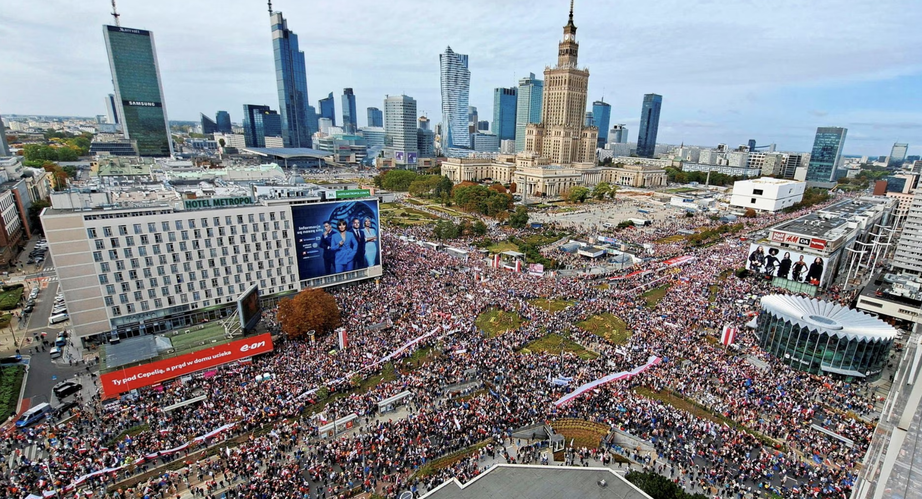 Gần 1 triệu người xuống đường biểu tình tại Ba Lan - Ảnh 2.