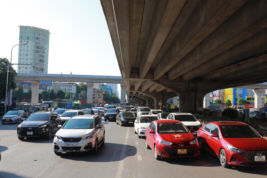 Hà Nội tổ chức lại giao thông trên đường Nguyễn Xiển - Ảnh 1.