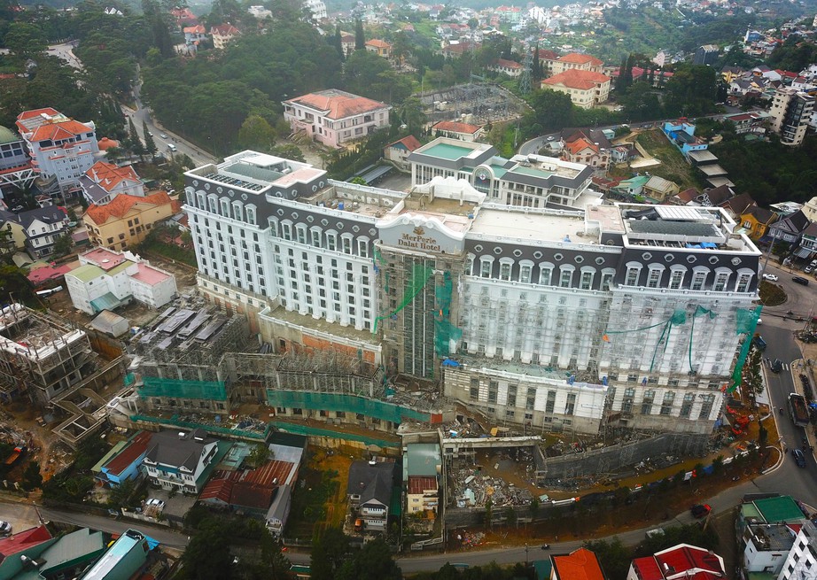 Xây khách sạn vượt phép gần 4.500m2, Công ty Khải Vy bị phạt 110 triệu đồng - Ảnh 1.