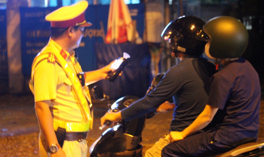 Phạt hàng loạt người lái mô tô không có GPLX, chưa đủ tuổi điều khiển xe ở Quảng Trị - Ảnh 1.
