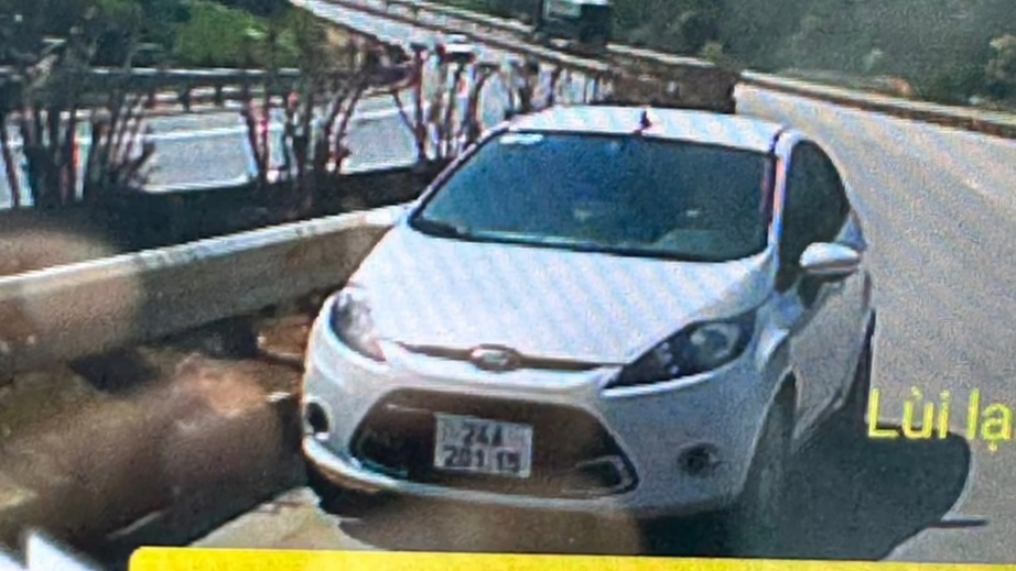 Xử phạt, tước GPLX nữ tài xế chạy xe ngược chiều trên cao tốc Nội Bài - Lào Cai - Ảnh 2.