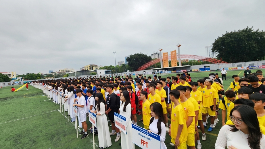 Tìm nhà vô địch Giải bóng đá học sinh THPT Hà Nội từ 100 đội  - Ảnh 1.