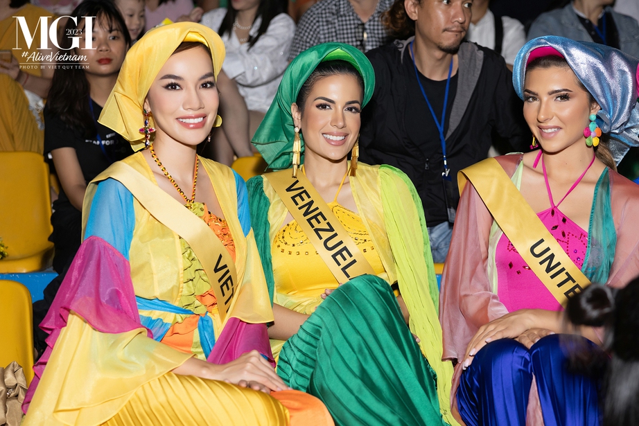 Thí sinh Miss Grand international 2023 mặc áo tứ thân, nhảy sạp cùng khán giả Việt Nam - Ảnh 4.